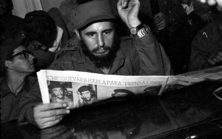Fidel Castro en Santa Clara, el 6 de enero de 1959, lee el periódico Prensa Libre. Fidel Castro en Santa Clara, el 6 de enero de 1959, lee el periódico Prensa Libre.