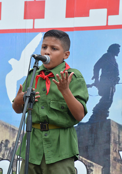 Pionero Kevin Duval canta en rememoración de la entrada de la Caravana de la Libertad a Santa Clara. Pionero Kevin Duval canta en rememoración de la entrada de la Caravana de la Libertad a Santa Clara.