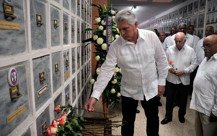 Presidente de Cuba, Miguel Díaz-Canel Bermúdez coloca flor en el Panteón de los Veteranos en la Necrópolis de Colón. Presidente de Cuba, Miguel Díaz-Canel Bermúdez coloca flor en el Panteón de los Veteranos en la Necrópolis de Colón.