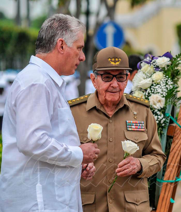Raúl Castro Ruz y Miguel Díaz-Canel en el acto por el aniversario 114 de la muerte de Máximo Gómez Báez, General en Jefe del Ejército Libertador de Cuba. Raúl Castro Ruz y Miguel Díaz-Canel en el acto por el aniversario 114 de la muerte de Máximo Gómez Báez, General en Jefe del Ejército Libertador de Cuba.