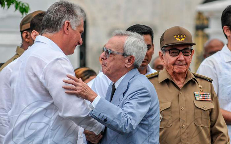 Miguel Díaz-Canel, Raúl Castro y Eusebio Leal, en el acto por el aniversario 114 de la muerte del Generalísimo Máximo Gómez. Miguel Díaz-Canel, Raúl Castro y Eusebio Leal, en el acto por el aniversario 114 de la muerte del Generalísimo Máximo Gómez.