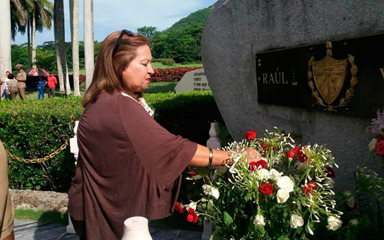 Teresa Amerelle Boué, secretaria general de la FMC, rinde homenaje a Vilma Espín.