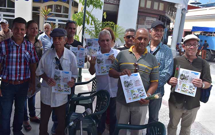 Integrantes del colectivo de Melaí­to durante la presentación de la edición especial por el aniversario 330 de Santa Clara.