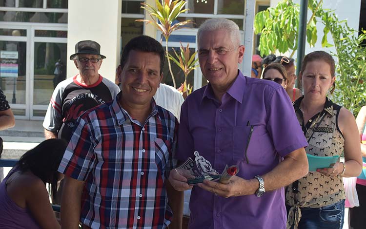 El historiador Ovidio Cosme Dí­az Bení­tez recibió la Distinción 330 Aniversario.