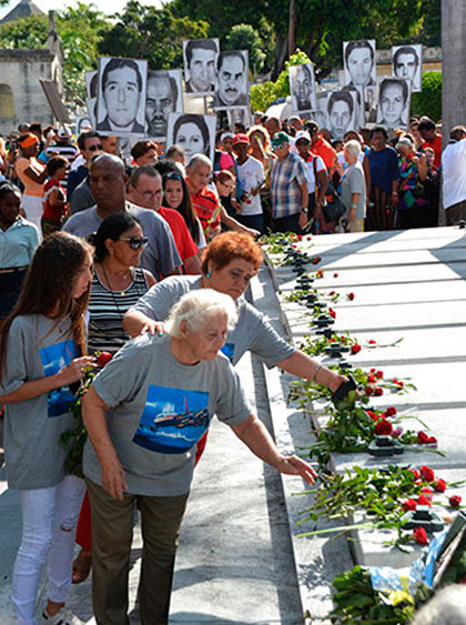 Colocación de flores en homenaje a los mártires de Barbados en la Necrópolis Cristóbal Colón, de La Habana.