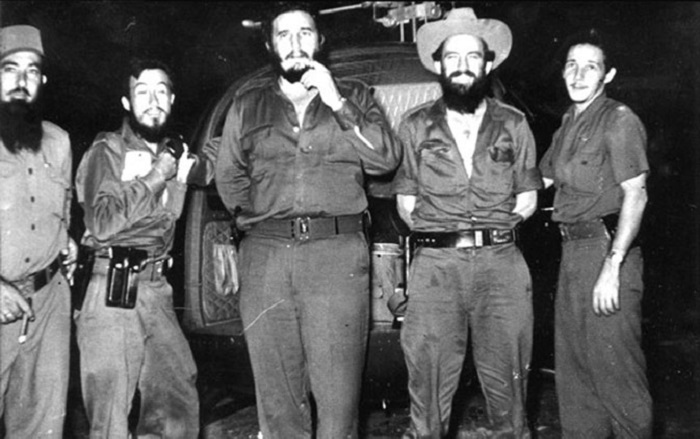 Camilo Cienfuegos junto a Fidel y Raúl en Elguea