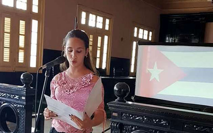 Estudiante de Derecho interviene en acto por el aniversario 69 de la primera autodefensa de Fidel Castro Ruz.