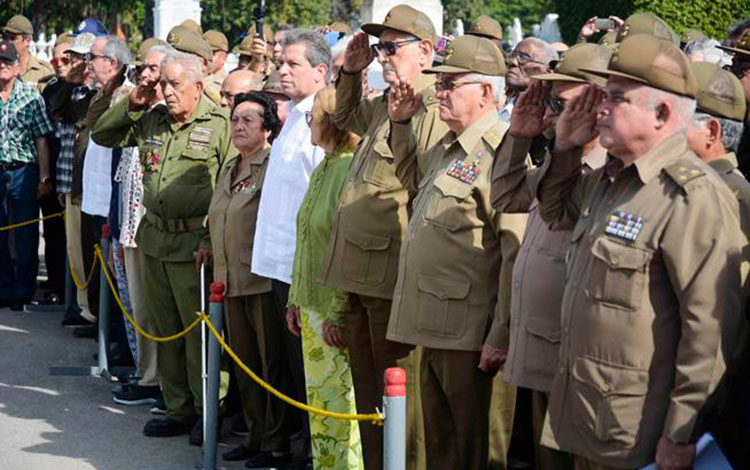 Oficiales y dirigentes presentes en la honras fúnebres a Harry Villegas. Oficiales y dirigentes presentes en la honras fúnebres a Harry Villegas.