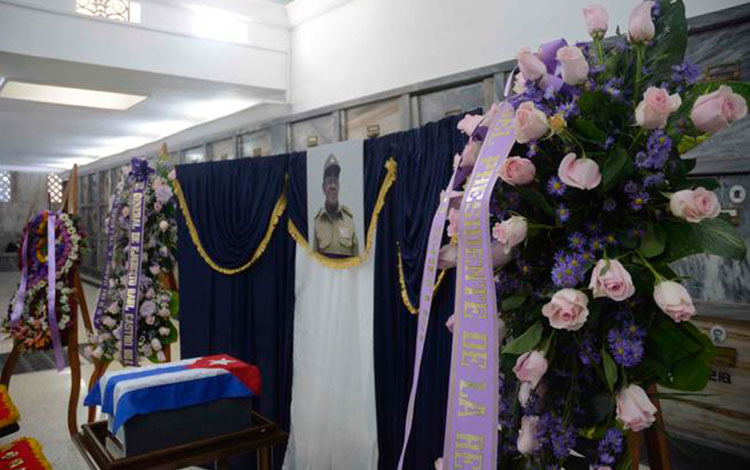 Ofrendas florales a Harry Villegas. Ofrendas florales a Harry Villegas.
