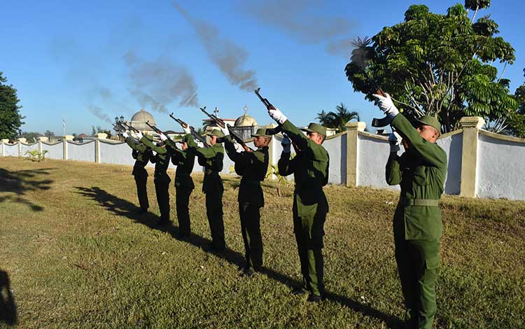 Salvas en honor a los santaclareños caí­dos en defensa de la patria.