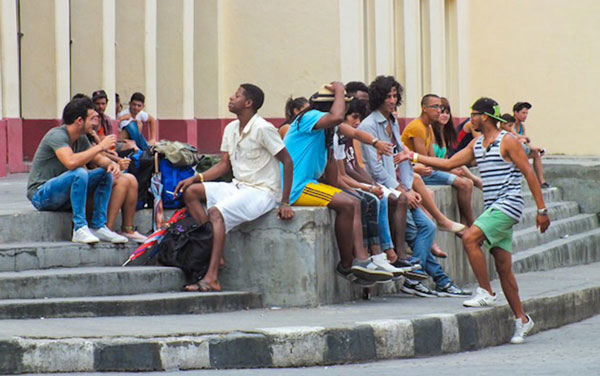 Malecón sin agua en la acera del teatro de La Caridad, en Santa Clara. Malecón sin agua en la acera del teatro de La Caridad, en Santa Clara.