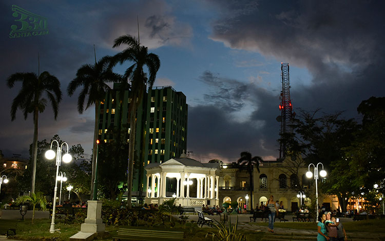 Parque Vidal de Santa Clara de noche. Parque Vidal de Santa Clara de noche.