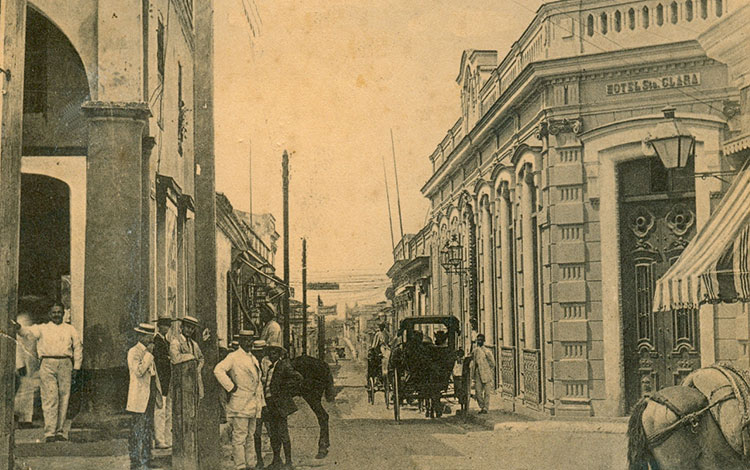 Calle Luis Estevez cuando en la esquina de Céspedes se encontraba el Hotel Santa Clara.
