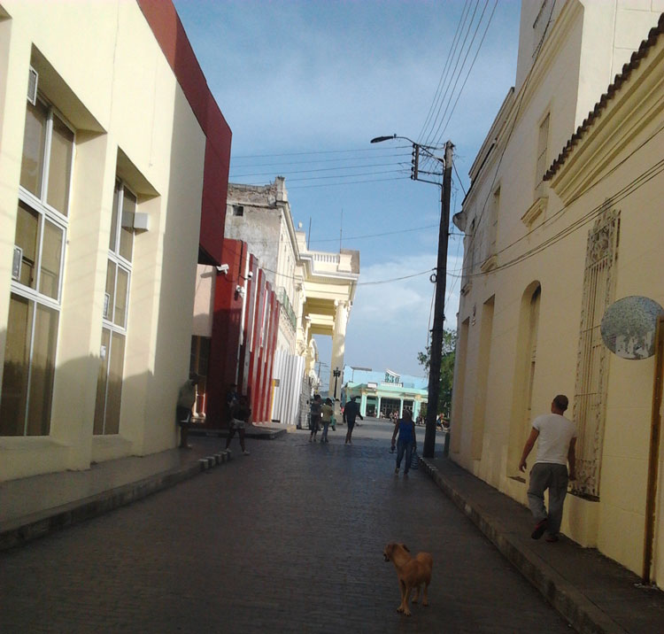 Calle Luis Estévez, en Santa Clara, vista de Independencia hacia el parque Vidal.