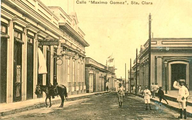 Foto antigua de la calle Máximo Gómez.