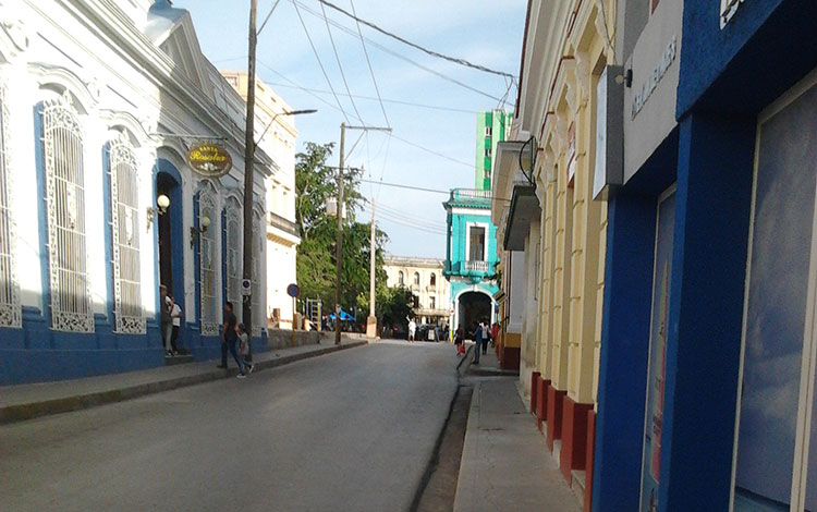 Calle Máximo Gómez en dirección al Parque.