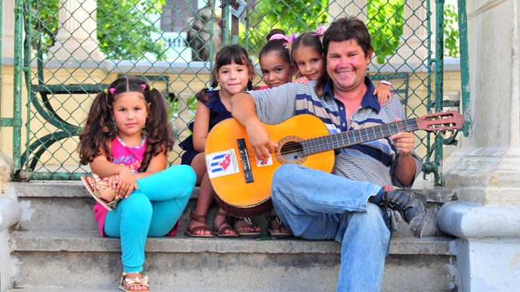 Muñeco con niñas en el Parque Vidal Muñeco con niñas en el Parque Vidal