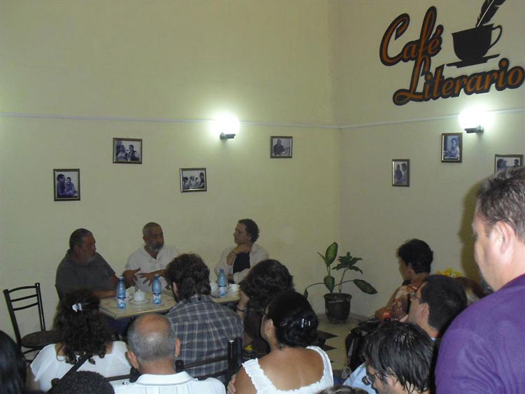 Escritores Lorenzo Lunar, Leonardo Padura y Arístices Vega Chapú en el Café Literario. Escritores Lorenzo Lunar, Leonardo Padura y Arístices Vega Chapú en el Café Literario.