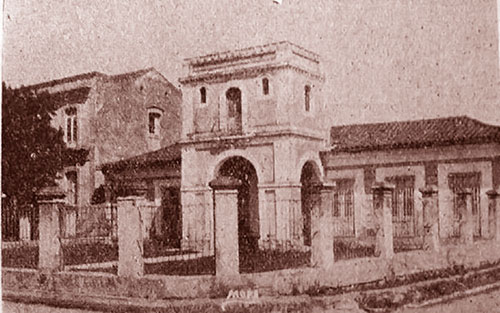 Edificio de escuela pública para niños construida al costado de la iglesia de Buen Viaje.