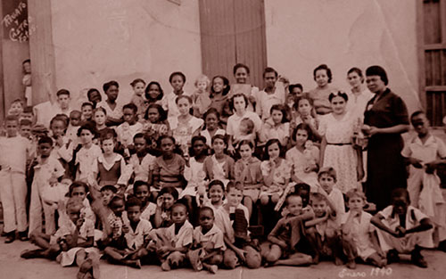 Maestra Dámasa Jova y sus alumnos. Maestra Dámasa Jova y sus alumnos.