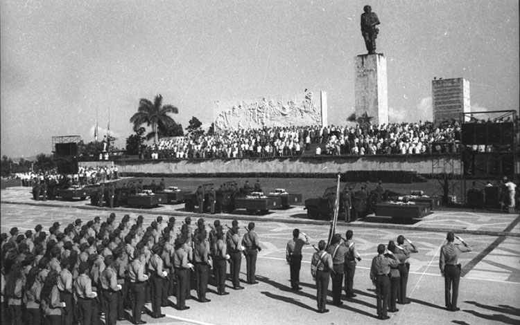 Ceremonia de inhumación en la plaza del Che
