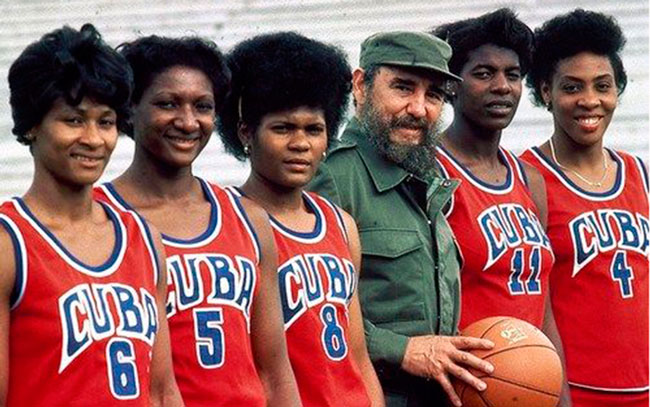 Fidel junto a jugadoras cubanas de baloncesto. Fidel junto a jugadoras cubanas de baloncesto.