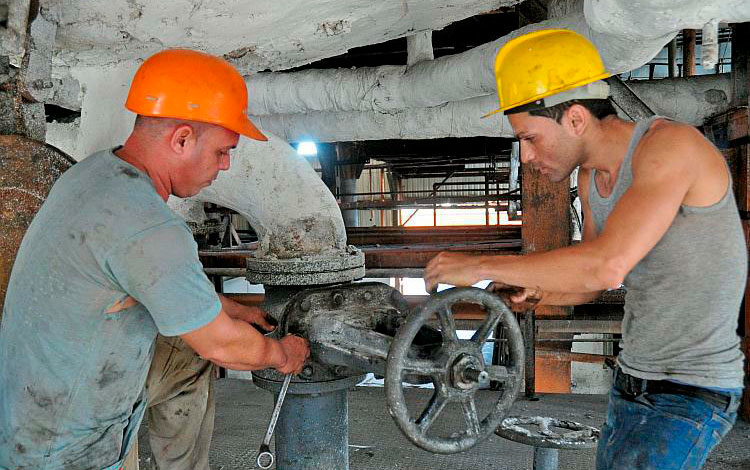 Jóvenes trabajadores del central azucarero Panchito Gómez Toro