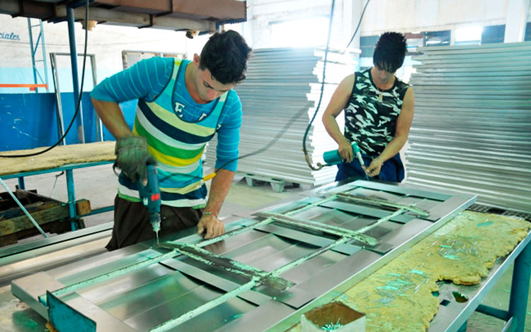 Producción de puertas de aluminio en Villa Clara