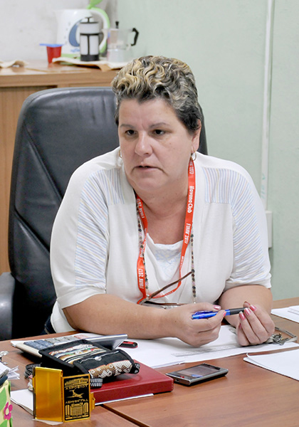 Yoanka Martínez González, en su condición de directora adjunta de la Empresa Textil Luis Augusto Turcios Lima, afirma que la fábrica no contó con la presencia del Che en su puesta en marcha, el 14 de enero de 1963, pero allí, entre sus trabajadores, está presente el espíritu del Ministro de Industrias.