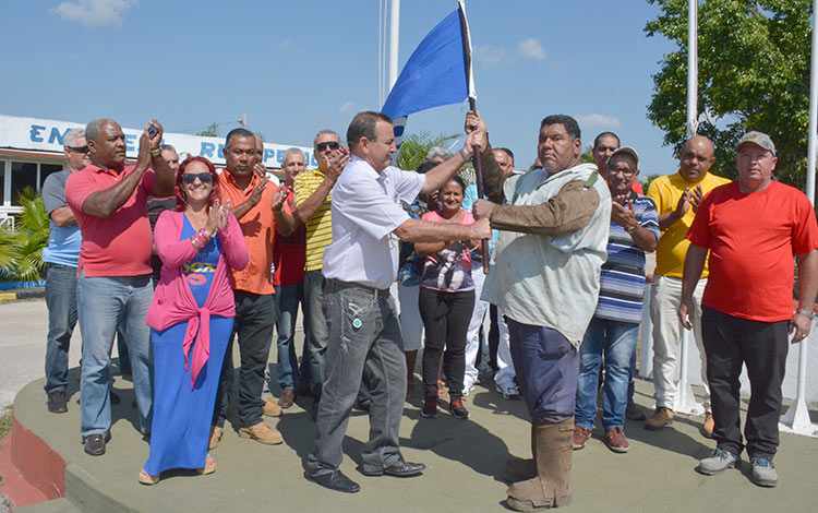  Entregan bandera de proeza laboral a industria del reciclaje