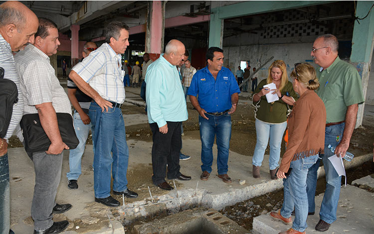 Jorge Luis Tapia Fonseca, vicepresidente del Consejo de Ministros evalúa proceso de inversión en el complejo lácteo de Santa Clara.