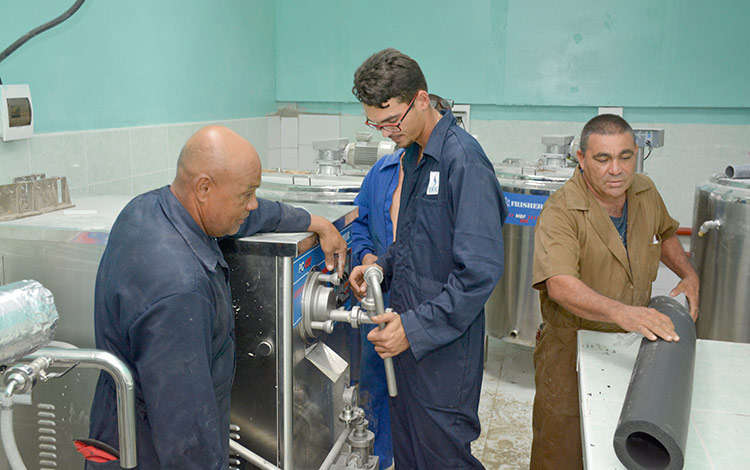 La Empresa de Refrigeración y Calderas de Camagüey, es la encargada del  montaje de la novedosa tecnología de procedencia Argentina. (Fotos: Ramón Barreras Valdés)