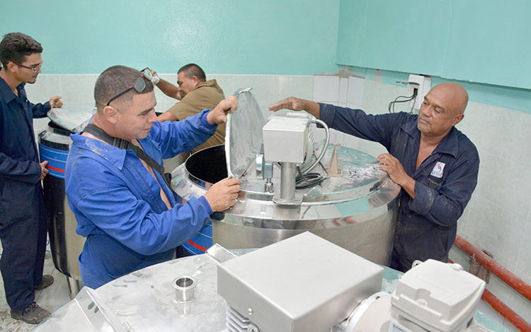 Por estos dí­as también arriban al Coppelia santaclareño otros implementos destinados al acondicionamiento, una cámara de frí­o para que el helado, luego de procesado, reciba un adecuado tratamiento térmico. (Foto: Ramón Barreras Valdés)