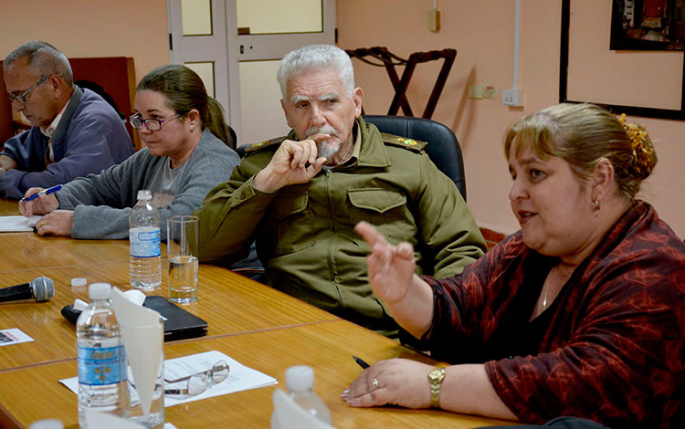 Comandante de la Revolución Ramiro Valdés dialoga con rectora de la Universidad Central.