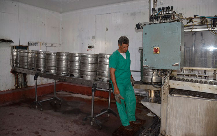 Producción en la Cervecerí­a Manacas, en Santo Domingo, Villa Clara.