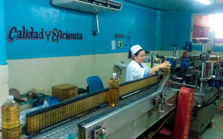 Línea de embotellado del Combinado de Rones Cubanacán, de Camajuaní, Villa Clara, Cuba