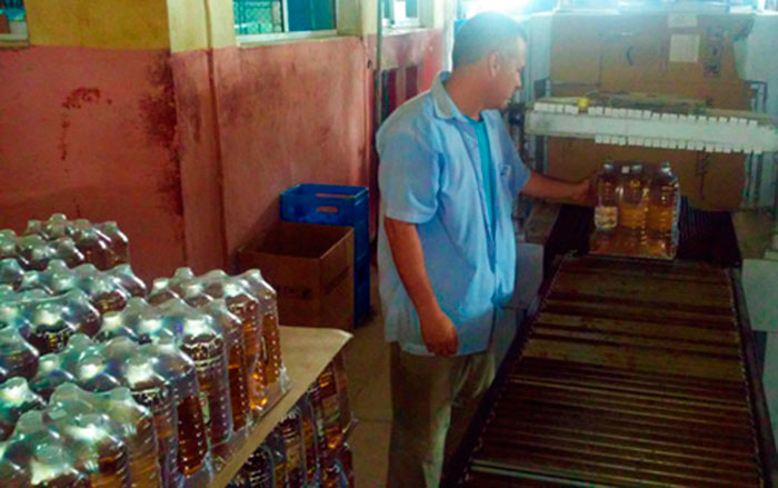Ron Decano, uno de las principales producciones del Combinado de Rones Cubanacán, de Camajuaní, Villa Clara, Cuba. Ron Decano, uno de las principales producciones del Combinado de Rones Cubanacán, de Camajuaní, Villa Clara, Cuba.