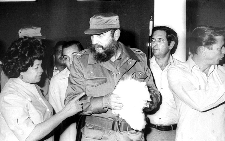 Fidel Castro Ruz en la inauguración de la textilera Desembarco del Granma, de Santa Clara.