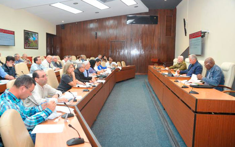 Miguel Díaz_Canel preside reunión de análisis de la industria ligera en Cuba.