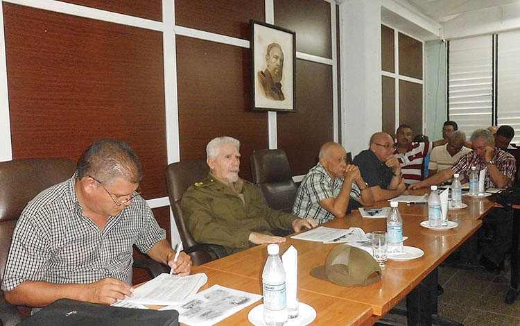 El Comandante de la Revolución Ramiro Valdés Menéndez acompañado por Julio Ramiro Lima Corzo, miembro del Comité Central y primer secretario del Partido en Villa Clara, y Alberto López Díaz, presidente de la Asamblea Provincial del Poder Popular.