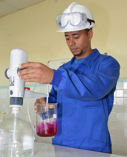 Juan Alberto Lara, joven trabajador la Empresa Electroquí­mica de Sagua la Grande.