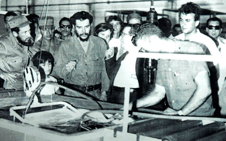 Recorrido del Comandante Ernesto Che Guevara por el Inpud el 24 de julio de 1964, día de la inaguración de la fábrica.