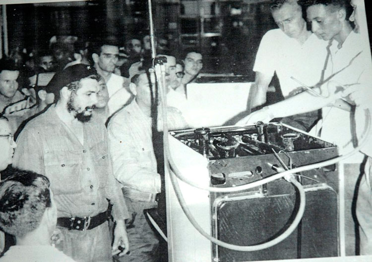 Comandante Ernesto Che Guevara aprecia la producción de cocinas de gas en la industria Inpud 1.o de Mayo, en Santa Clara. Comandante Ernesto Che Guevara aprecia la producción de cocinas de gas en la industria Inpud 1.o de Mayo, en Santa Clara.