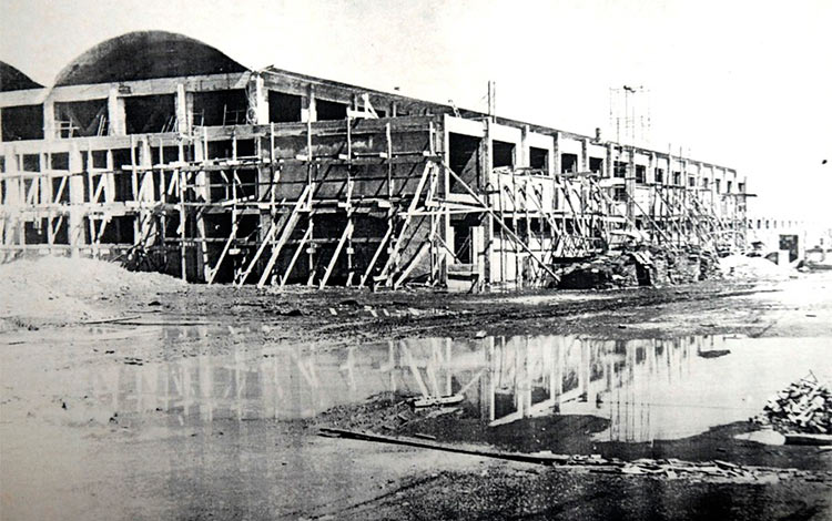 Momento de la construcción de la industria Inpud 1.o de Mayo, inaugurada por el Che el 24 de julio de 1964 en Villa Clara. Momento de la construcción de la industria Inpud 1.o de Mayo, inaugurada por el Che el 24 de julio de 1964 en Villa Clara.