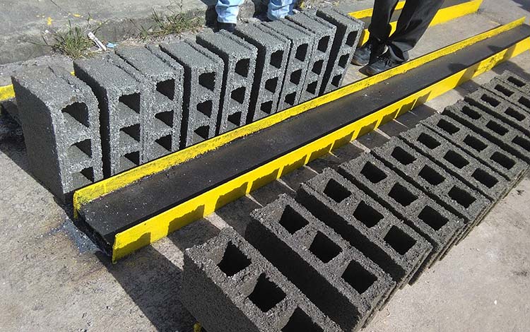 Bloques para la construcción con vidrio molido en su composición. Bloques para la construcción con vidrio molido en su composición.