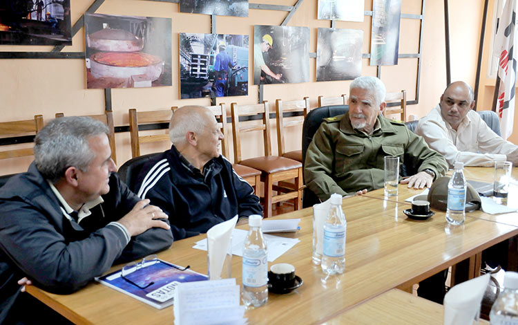 Comandante de la Revolución Ramiro Valdés Menéndez en reunión en Planta Mecánica de Villa Clara.