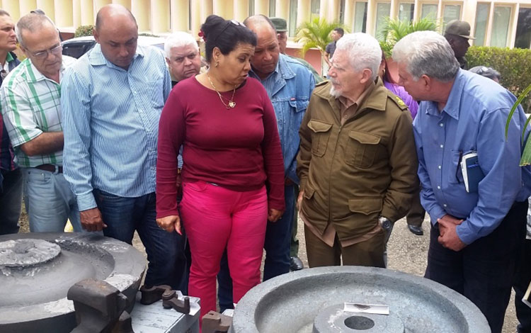 Ramiro Valdés aprecia producciones para el ferrocarril en Planta Mecánica de Villa Clara.