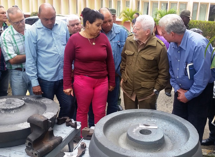 Ramiro Valdés aprecia producciones para el ferrocarril en Planta Mecánica de Villa Clara.