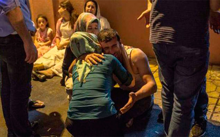 El atentado tuvo lugar en un salón de bodas en la ciudad de Gaziantep, sur del país. (Foto: AFP) Víctimas de atentado perpetrado por niño kamikaze en Turquía.