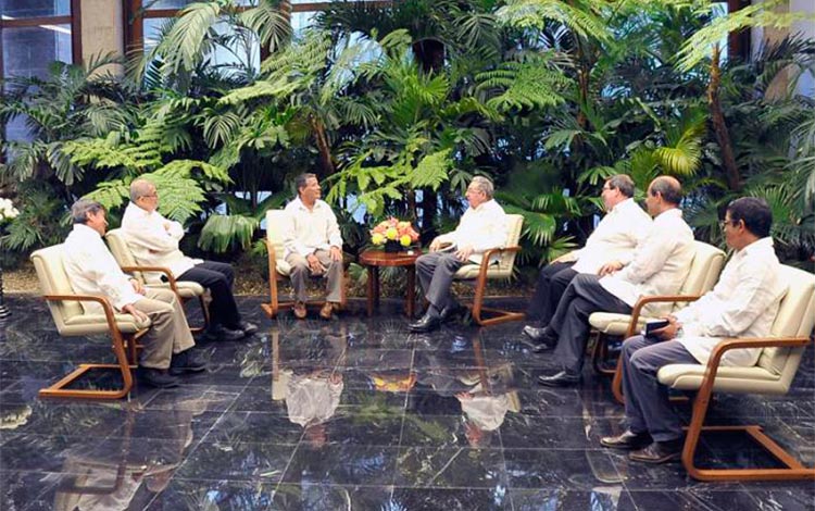Encuentro de Raúl Castro con delegación del ELN de Colombia.